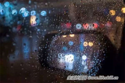 下雨天开车雨水影响视线,教你一招来解决!