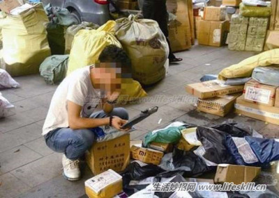 女生这样拆包裹,皮肤竟溃烂流脓!警惕包裹袋的危害!